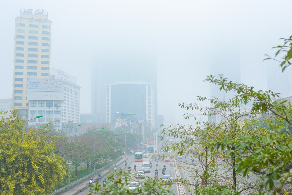 Hà Nội: Sương mù bao phủ dày đặc, các tòa nhà cao tầng bất ngờ biến mất - 10 Hà Nội: Sương mù bao phủ dày đặc, các tòa nhà cao tầng bất ngờ biến mất - 10
