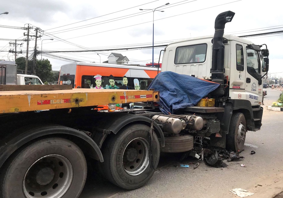Nâng bánh xe đầu kéo giải cứu một phụ nữ bị chèn ngang chân - 1 Nâng bánh xe đầu kéo giải cứu một phụ nữ bị chèn ngang chân - 1
