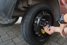 Tại sao lốp dự phòng lại bé hơn lốp chính, thay đi tạm cần lưu ý gì?