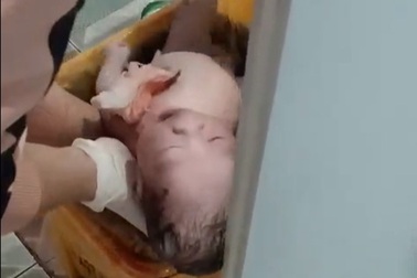 Nghi vấn người mẹ trẻ ném con vừa chào đời vào thùng rác