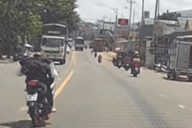 Tình huống hú vía khi xe máy phóng nhanh gặp ô tô tải sang đường ẩu