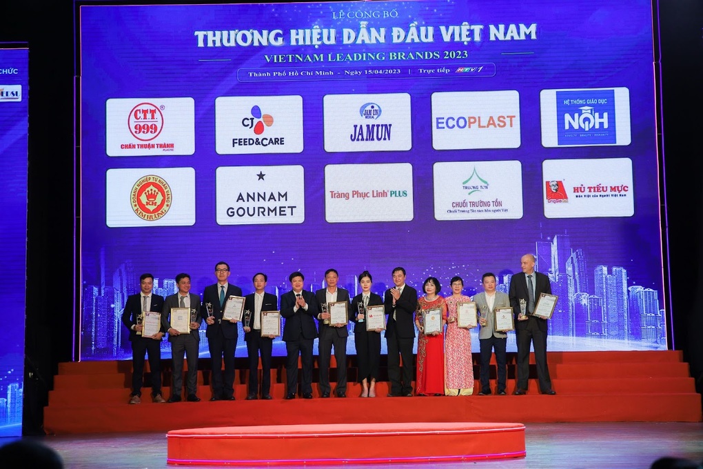 Tràng Phục Linh PLUS vào top 10 Thương hiệu dẫn đầu Việt Nam 2023 - 2 Tràng Phục Linh PLUS vào top 10 Thương hiệu dẫn đầu Việt Nam 2023 - 2
