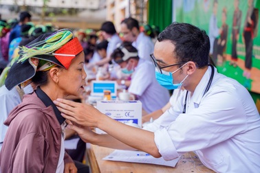 Hàng trăm người dân vùng cao Tây Côn Lĩnh được khám bệnh miễn phí