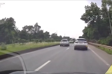 Phản xạ cực nhanh, tài xế thoát hiểm trong tích tắc