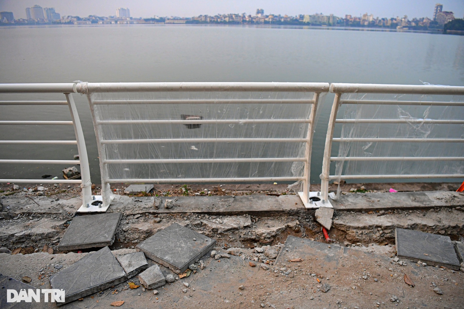 Hà Nội thay mới lan can hồ Tây, góc biểu tượng Khuê Văn Các được giữ nguyên - 6 Hà Nội thay mới lan can hồ Tây, góc biểu tượng Khuê Văn Các được giữ nguyên - 6