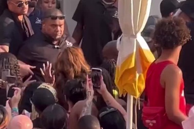 Rapper Cardi B ném micro vào khán giả hắt nước về phía mình