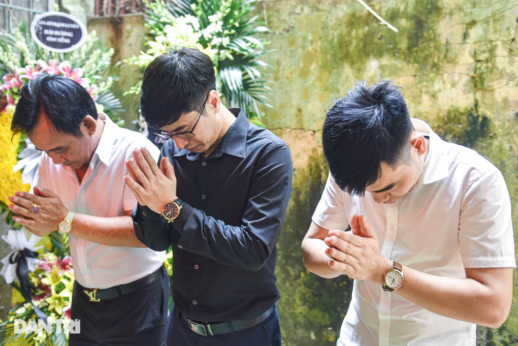 Quang Tèo ngậm ngùi trong Lễ viếng nghệ sĩ Giang Còi - 3 Quang Tèo ngậm ngùi trong Lễ viếng nghệ sĩ Giang Còi - 3