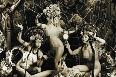 Dư luận Trung Quốc nổi sóng vì diễn viên kinh kịch chụp ảnh khỏa thân