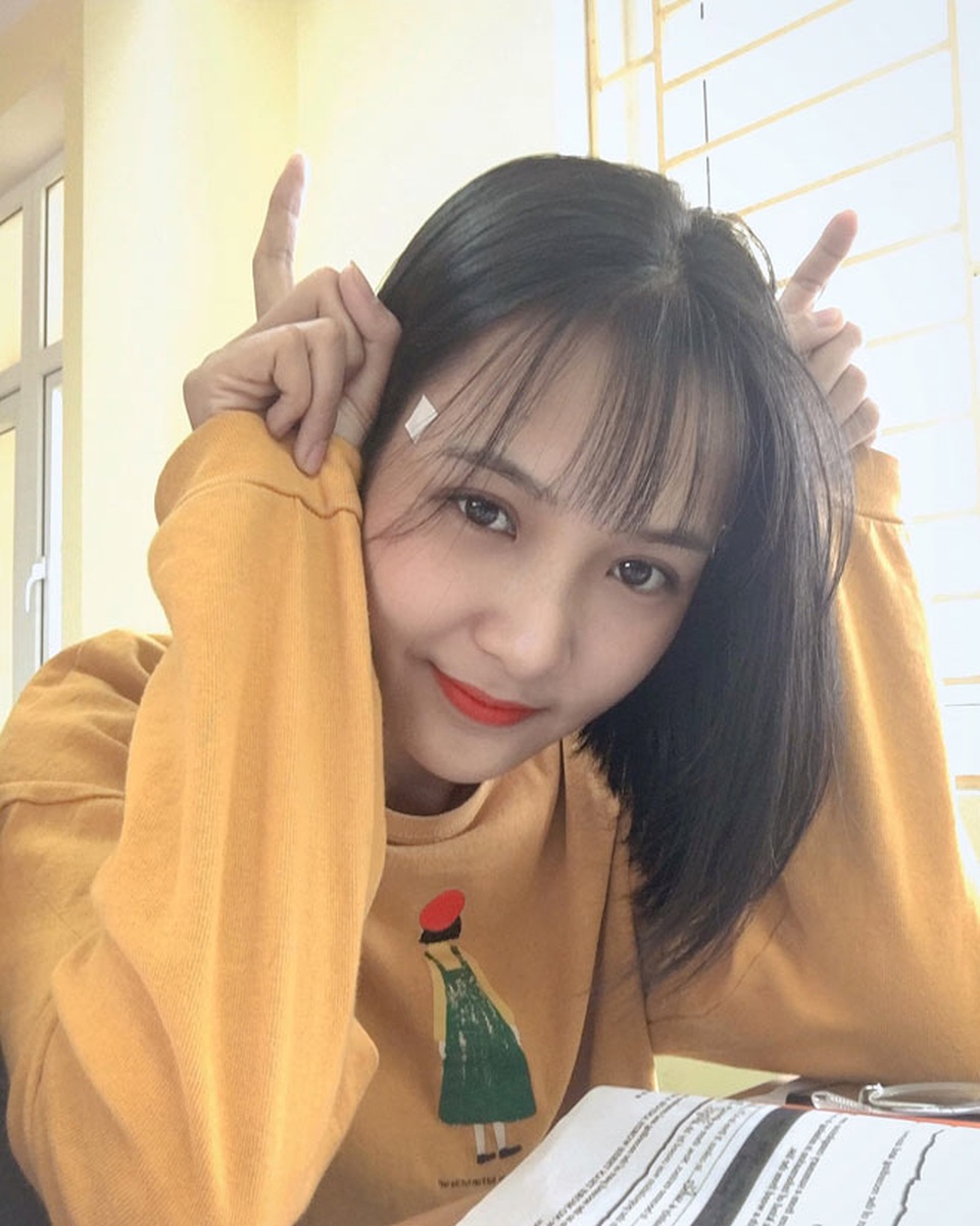 Bị chụp lén, cô giáo Thanh Hóa nổi tiếng bất thình lình vì quá xinh - 10 Bị chụp lén, cô giáo Thanh Hóa nổi tiếng bất thình lình vì quá xinh - 10