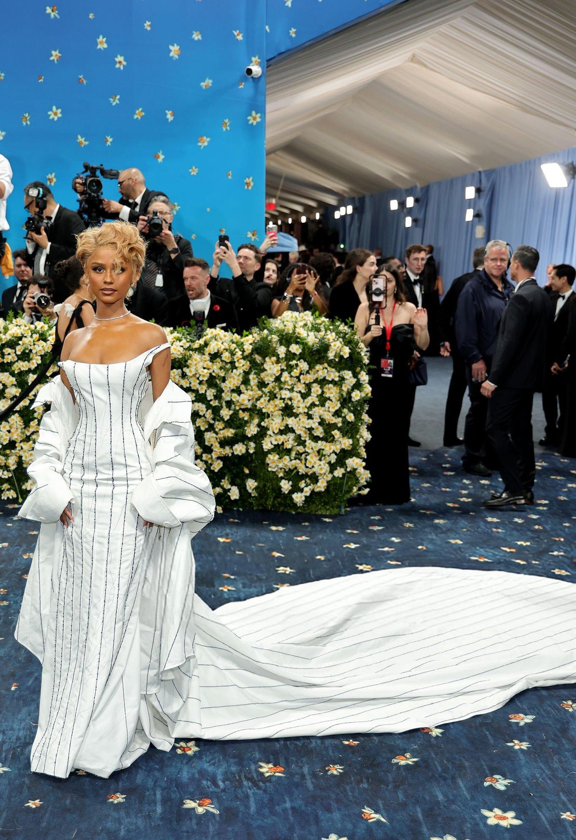 Lisa diện mốt nội y gợi cảm, đối lập với Jennie kín đáo tại Met Gala - 20 Lisa diện mốt nội y gợi cảm, đối lập với Jennie kín đáo tại Met Gala - 20