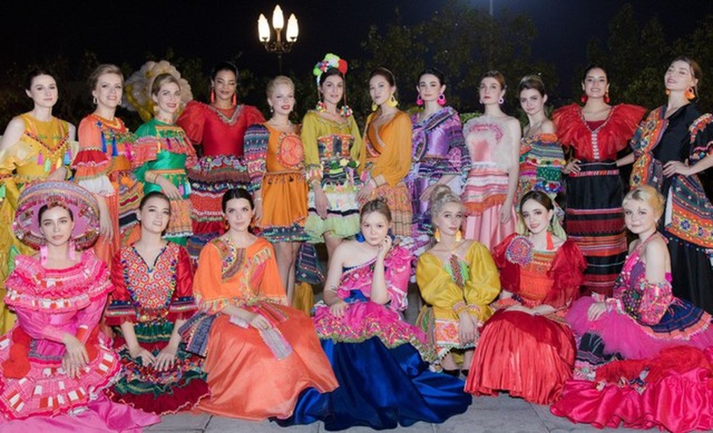 Thí sinh Hoa hậu Du lịch thế giới ra mắt ấn tượng trong trang phục thổ cẩm - 7 Thí sinh Hoa hậu Du lịch thế giới ra mắt ấn tượng trong trang phục thổ cẩm - 7