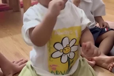 Phản ứng hài hước của bé gái khi lần đầu ăn xoài chua