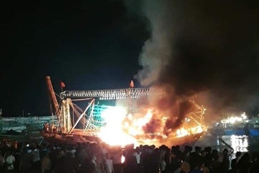 Tàu cá bất ngờ bốc cháy trong đêm