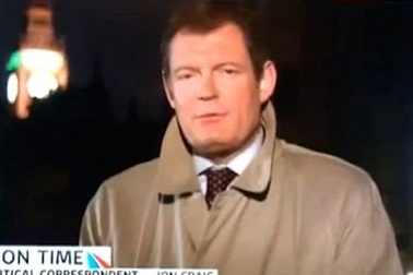 Phóng viên truyền hình bị chỉ trích vì chửi thề khi đang lên sóng