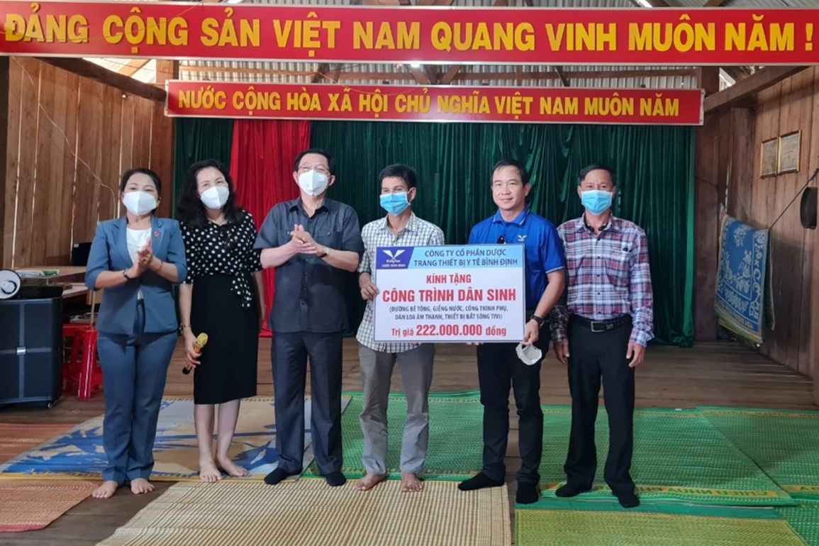 Bí thư Tỉnh ủy Bình Định tặng quà Tết đồng bào khó khăn - 3 Bí thư Tỉnh ủy Bình Định tặng quà Tết đồng bào khó khăn - 3