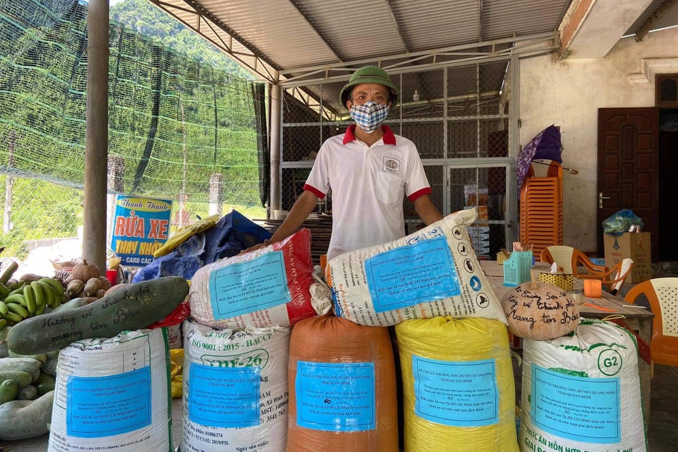 Xúc động bà con Vân Kiều gánh chuối, ôm măng rừng đi ủng hộ vùng dịch - 3 Xúc động bà con Vân Kiều gánh chuối, ôm măng rừng đi ủng hộ vùng dịch - 3