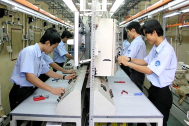 Sắp hết "thừa thầy, thiếu thợ"?