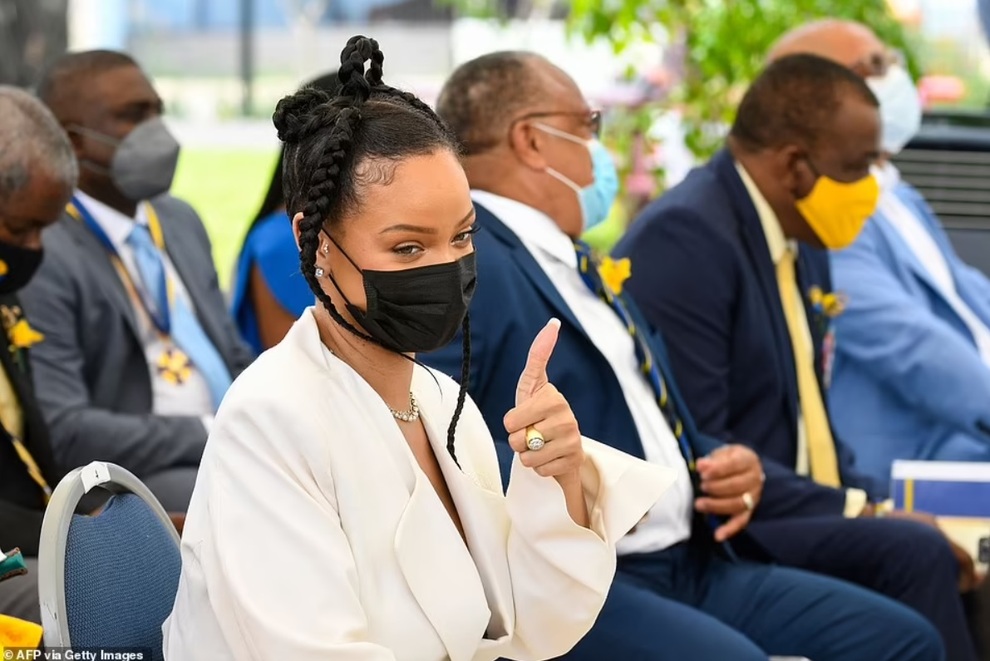 La cantante Rihanna fue honrada como heroína nacional por su ciudad natal de Barbados - 2