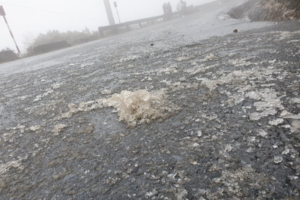 Hàng loạt phương tiện trượt ngã trên đỉnh Ô Quý Hồ do băng tuyết trơn trượt - 4 Hàng loạt phương tiện trượt ngã trên đỉnh Ô Quý Hồ do băng tuyết trơn trượt - 4