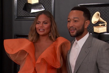 Chrissy Teigen đẹp đôi bên chồng