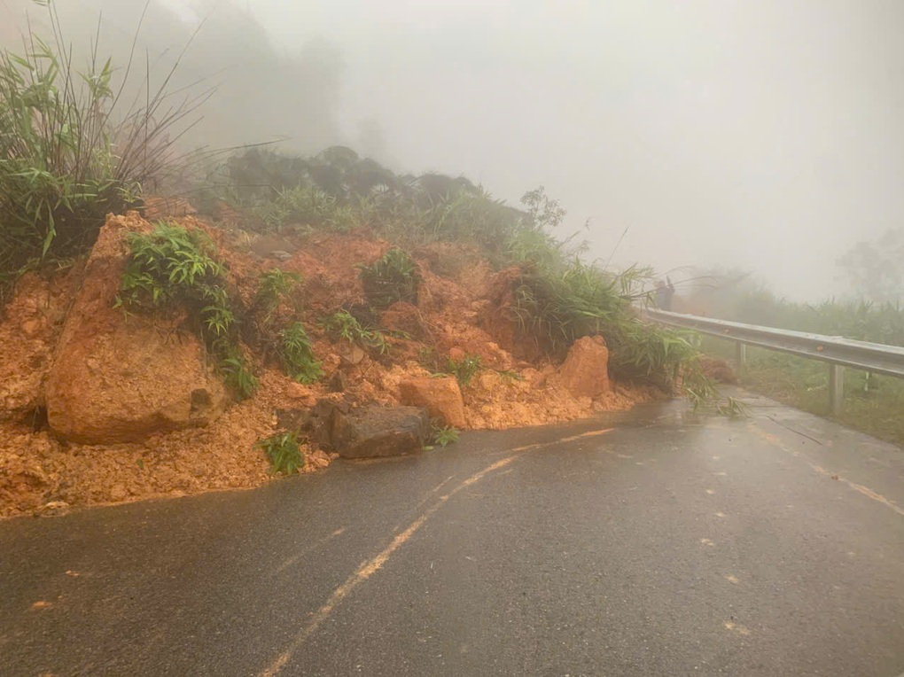 Đất đá đổ ập xuống đèo Đại Ninh, giao thông Đà Lạt - Phan Thiết chia cắt - 1 Đất đá đổ ập xuống đèo Đại Ninh, giao thông Đà Lạt – Phan Thiết chia cắt