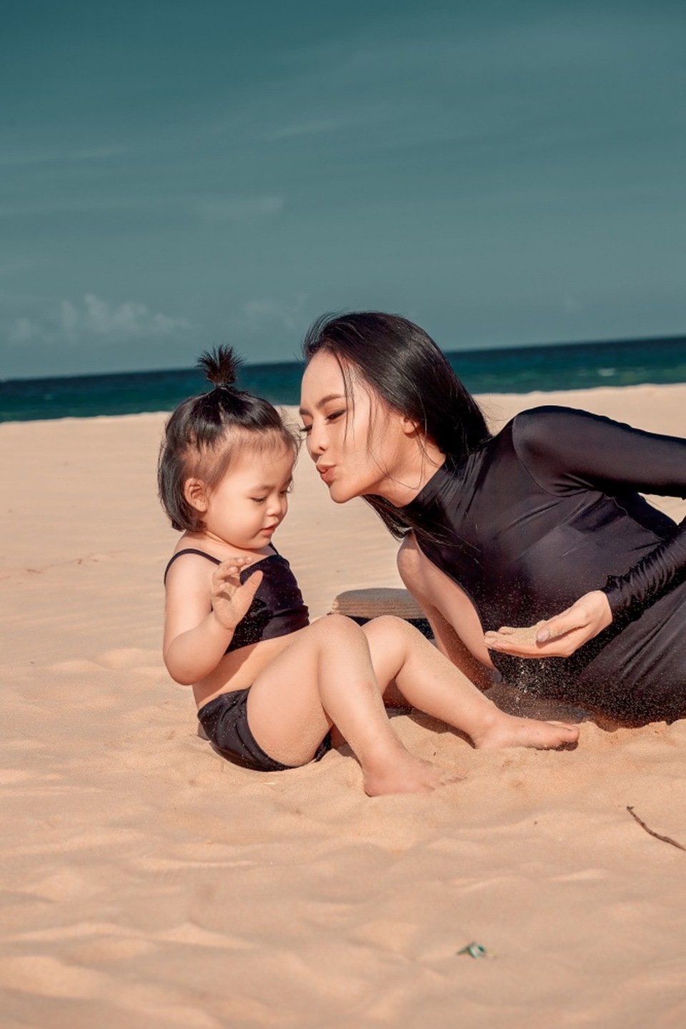 Người đẹp Hoa hậu Hoàn vũ Việt Nam tung bộ ảnh áo tắm cùng con gái nhỏ - 9 Người đẹp Hoa hậu Hoàn vũ Việt Nam tung bộ ảnh áo tắm cùng con gái nhỏ - 9