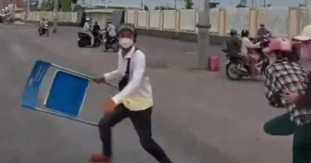 Tao là trùm ở đây, sao mày dám hú còi: Công an xác minh thanh niên ném đá - 2 Tao là trùm ở đây, sao mày dám hú còi: Công an xác minh thanh niên ném đá - 2