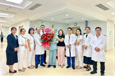 Cụ ông 99 tuổi hồi phục ngoạn mục sau phẫu thuật cắt trực tràng phức tạp do ung thư