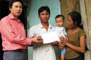 Trao quà cho bé Trần Thị Thu Hoài