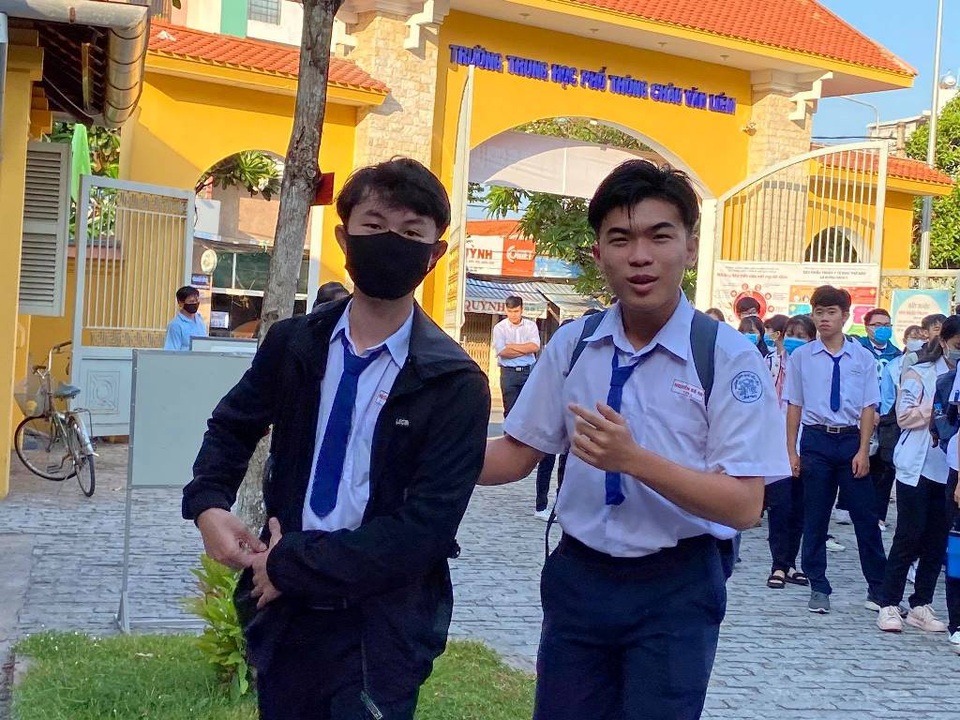 Học sinh háo hức đến sớm học buổi đầu tiên sau kỳ nghỉ dài vì Covid-19 - 9 Học sinh háo hức đến sớm học buổi đầu tiên sau kỳ nghỉ dài vì Covid-19 - 9