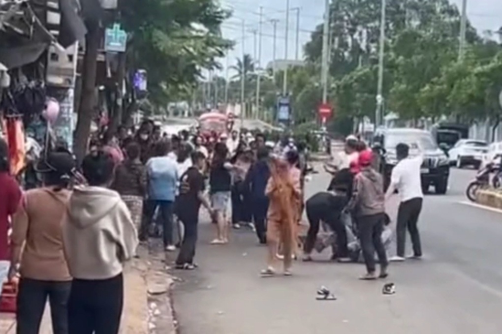 Vụ hỗn chiến náo loạn trước cổng bệnh viện: Một người bị chấn thương sọ não - 1 Vụ hỗn chiến náo loạn trước cổng bệnh viện: Một người bị chấn thương sọ não - 1