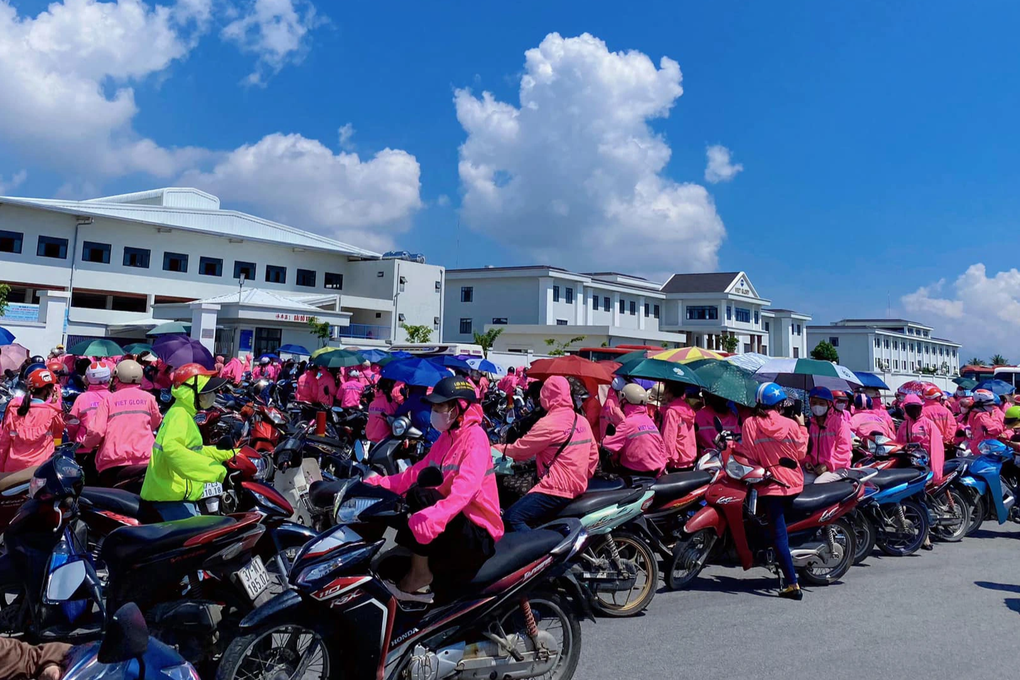 Hàng nghìn công nhân bỏ về sau giờ cơm trưa: Người lao động kiến nghị gì? - 1 Hàng nghìn công nhân bỏ về sau giờ cơm trưa: Người lao động kiến nghị gì? - 1