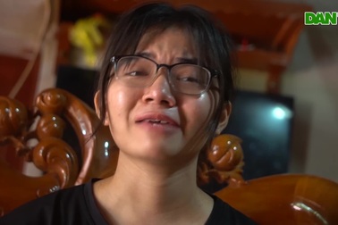 Bố mẹ mất, chị gái khóc nghẹn cầu mong mọi người giúp em vượt qua khó khăn