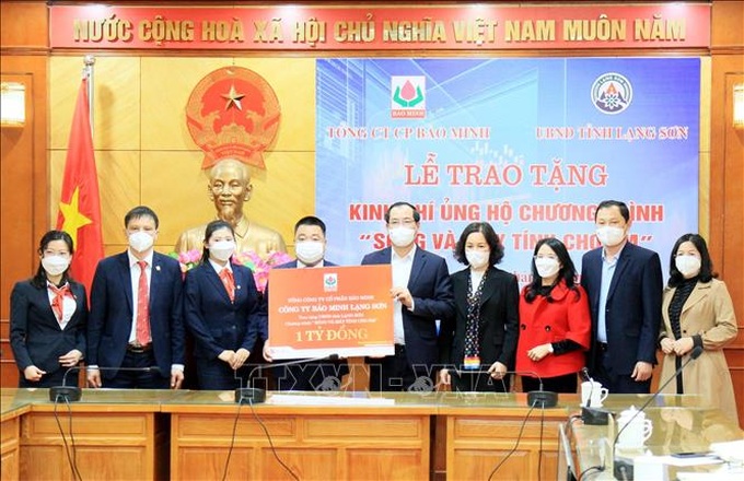 Lãnh đạo tỉnh Lạng Sơn tiếp nhận 1 tỷ đồng ủng hộ chương trình “Sóng và máy tính cho em”. Ảnh: TTXVN