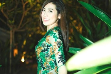 Á hậu Tú Anh điệu đà với váy đính đá cầu kỳ