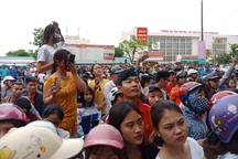 Hàng trăm người tập trung xem công an khám cơ sở “Hội thánh Đức Chúa Trời”