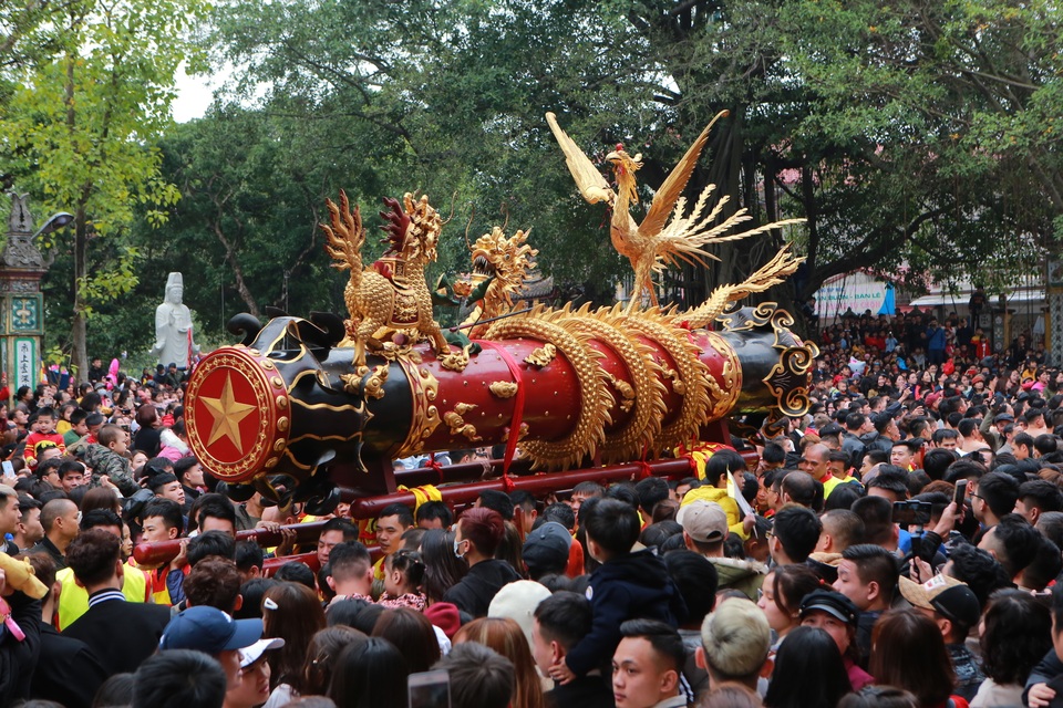 Hàng nghìn người tham dự lễ rước quả pháo khổng lồ ở Đồng Kỵ - 8 Hàng nghìn người tham dự lễ rước quả pháo khổng lồ ở Đồng Kỵ - 8