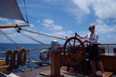 Cô gái chi 29.000 USD để lao động vất vả với những người đàn ông xa lạ