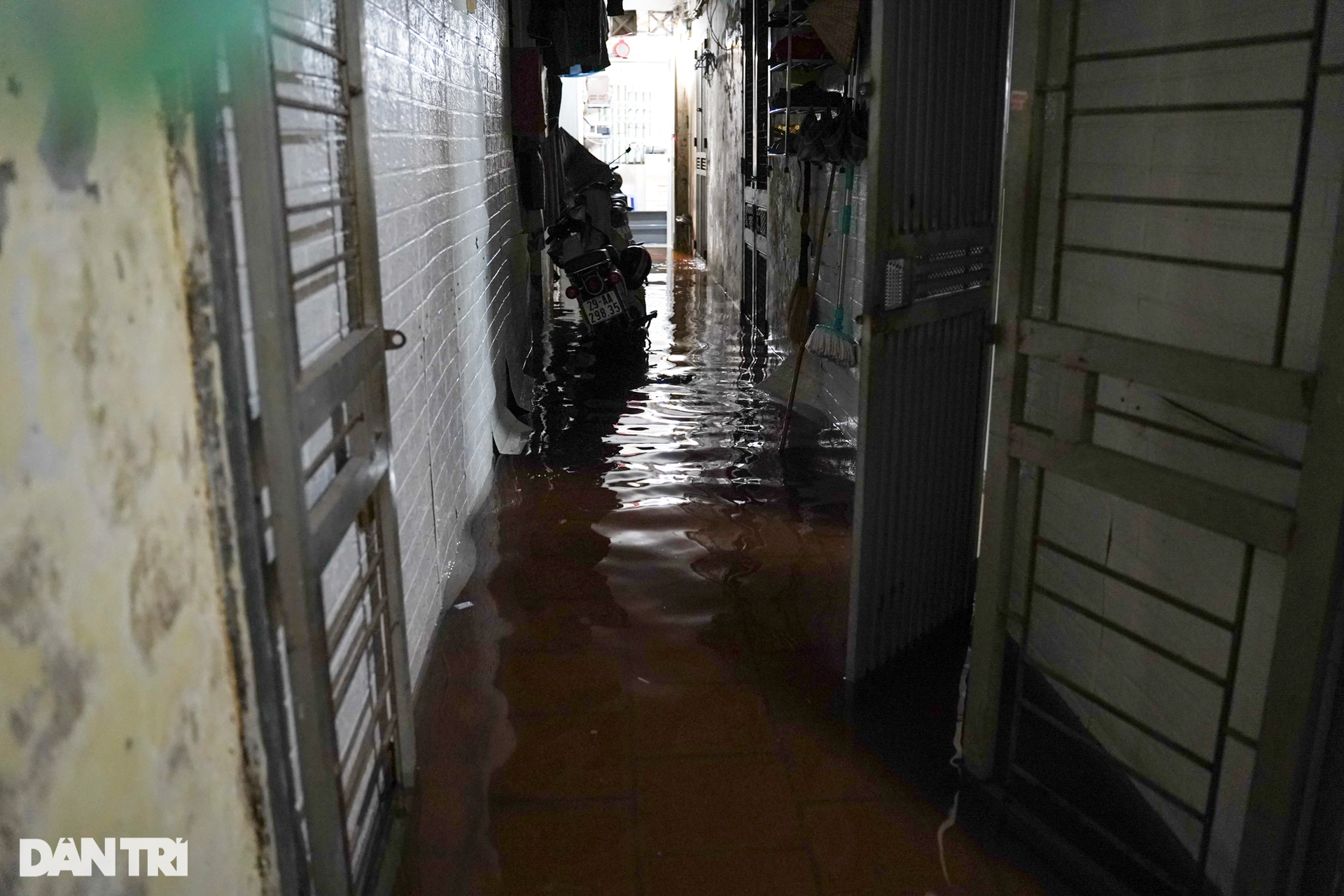 Cứ mưa là nước thối tràn vào nhà, dọn cả ngày không hết mùi nước cống - 12