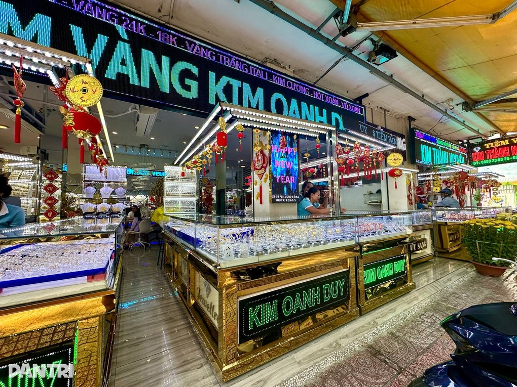 Mua vàng trước ngày vía Thần Tài, khách thấy giá nhẫn trơn hạ nhiệt - 3 Mua vàng trước ngày vía Thần Tài, khách thấy giá nhẫn trơn hạ nhiệt - 3