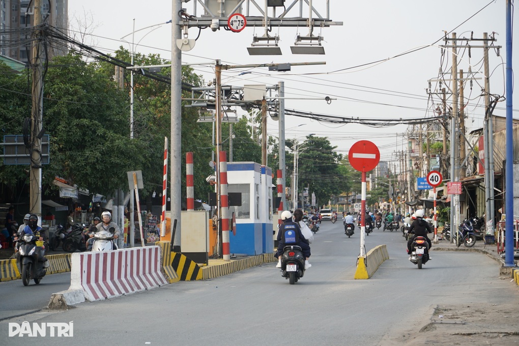 Giao thông hỗn loạn quanh trạm thu phí ở TPHCM - 2