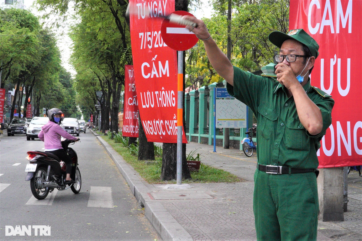 Đường 2 chiều thành một chiều: Nhiều người ngơ ngác chạy ngược, rẽ ngang - 2 Đường 2 chiều thành một chiều: Nhiều người ngơ ngác chạy ngược, rẽ ngang - 2