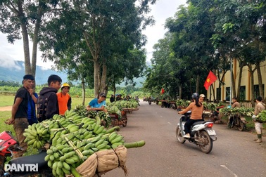 Vụ xe tải lao vào chợ chuối: Người dân chuyển địa điểm mua bán