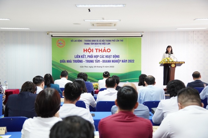 Bà Nguyễn Thị Bích Vân, Phó Giám đốc Trung tâm Dịch vụ việc làm thành phố Cần Thơ chia sẻ tại hội thảo.