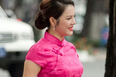 Lý Nhã Kỳ bức xúc khi bị chỉ trích mặc xường xám