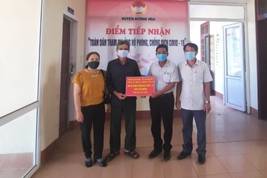 Đôi vợ chồng nông dân ủng hộ 100 triệu đồng chống dịch