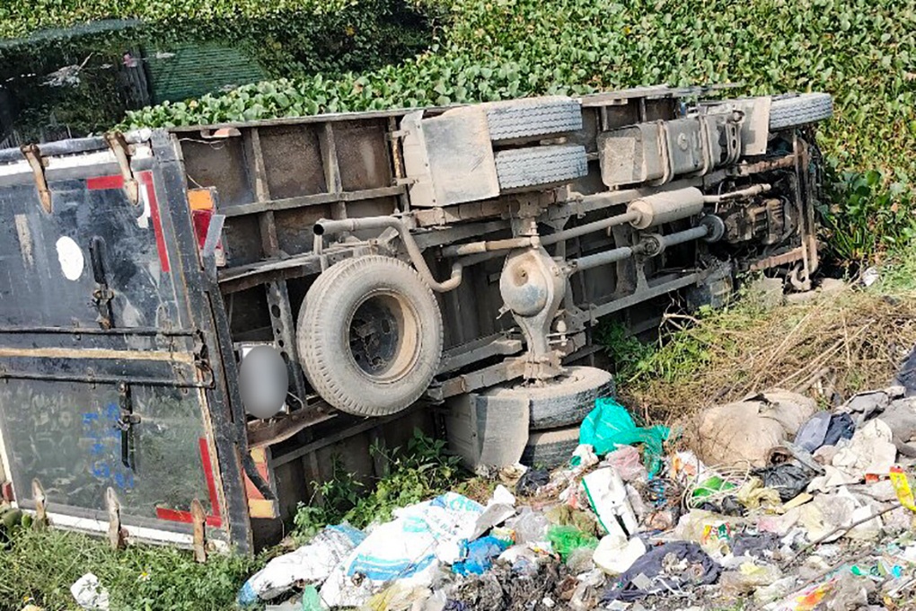 Xe tải lật dưới kênh ở TPHCM, nữ tài xế may mắn thoát nạn - 1 Xe tải lật dưới kênh ở TPHCM, nữ tài xế may mắn thoát nạn - 1