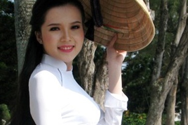 Hoa khôi sinh viên Cần Thơ thướt tha trên bến Ninh Kiều