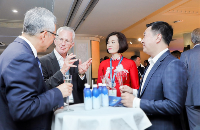 Ông Richard Hall, Chủ tịch Hội nghị sữa toàn cầu (thứ 2 bên trái) trao đổi cùng các đại diện doanh nghiệp, tổ chức tại Hội nghị.