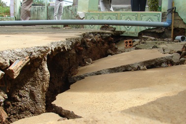 Di dời khẩn cấp các hộ dân vùng đất nứt ở Di Linh